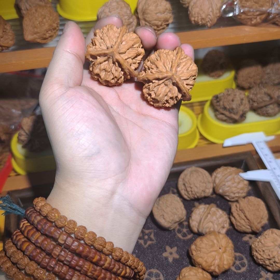 文玩核桃吊坠帝王正奔的更好吃效果好