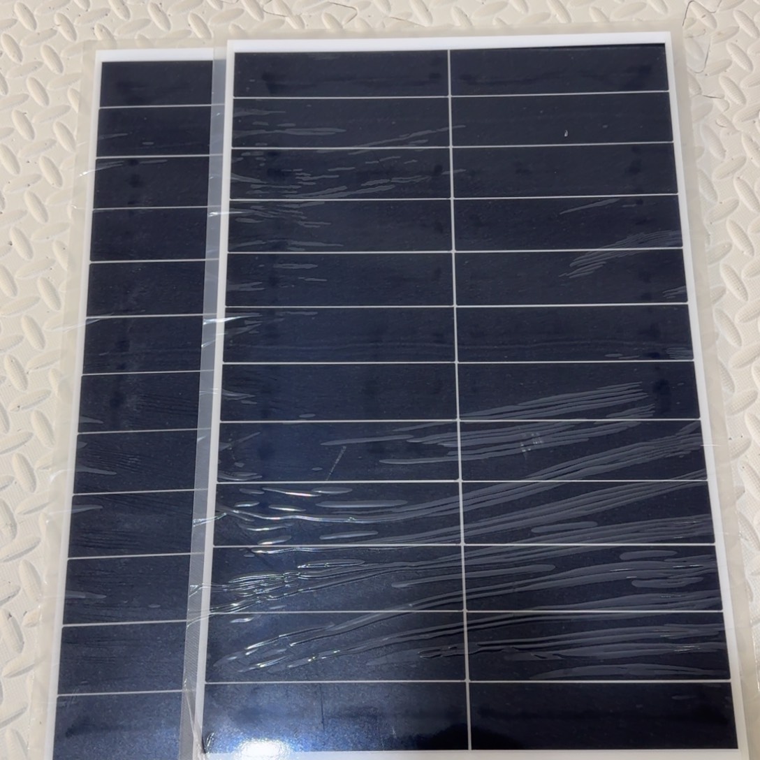 太阳能光伏板发两片