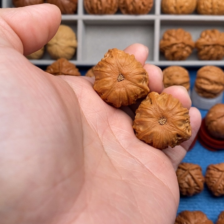 汉***顿文玩核桃把件三棱