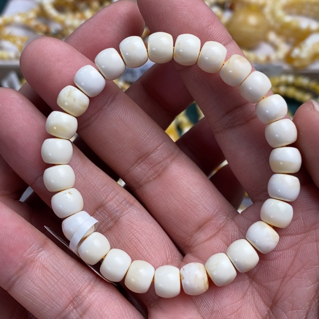 琥珀裸石未镶嵌瓷白满蜡手串