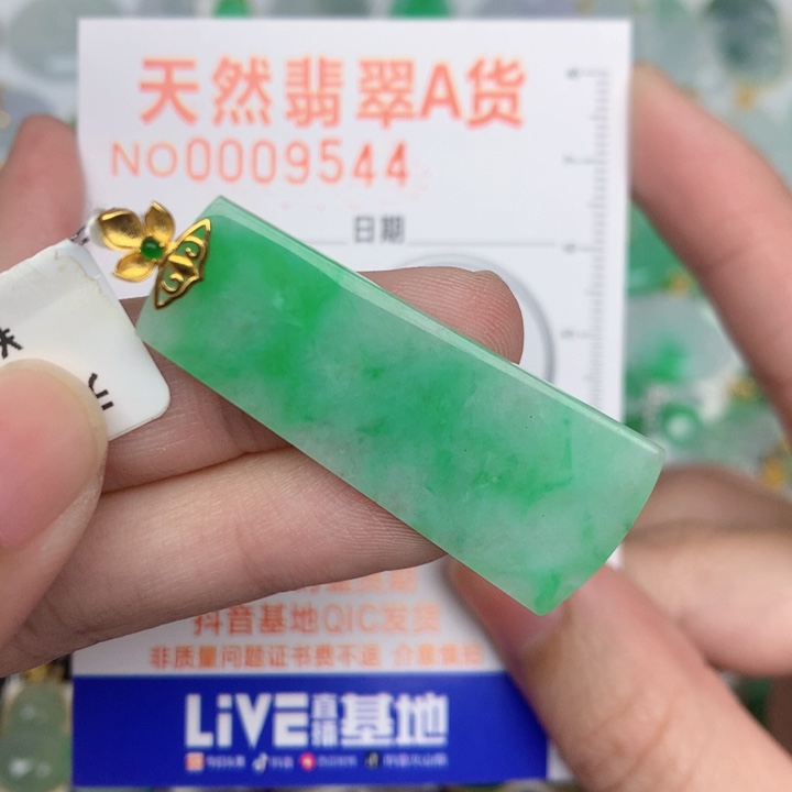 颈饰18K金镶嵌翡翠无事牌