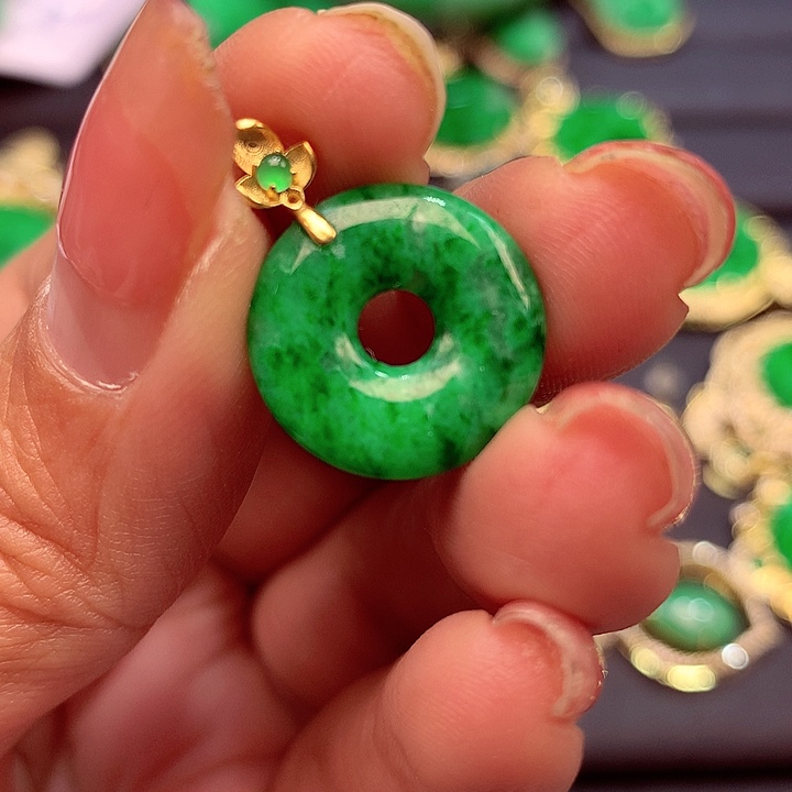 翡翠颈饰18K金镶嵌翡翠