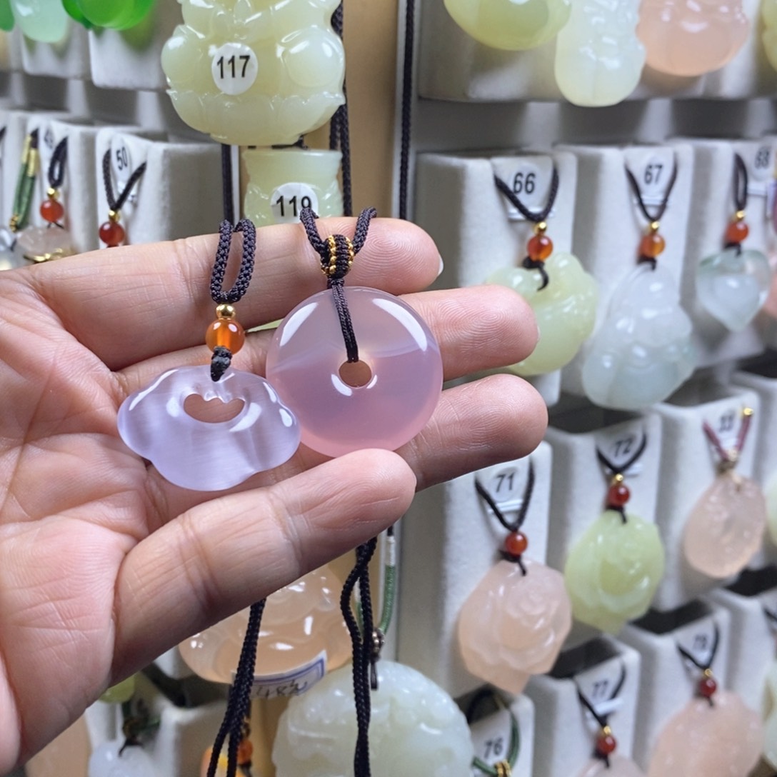 颈饰未镶嵌石英质玉（金丝玉）?***?