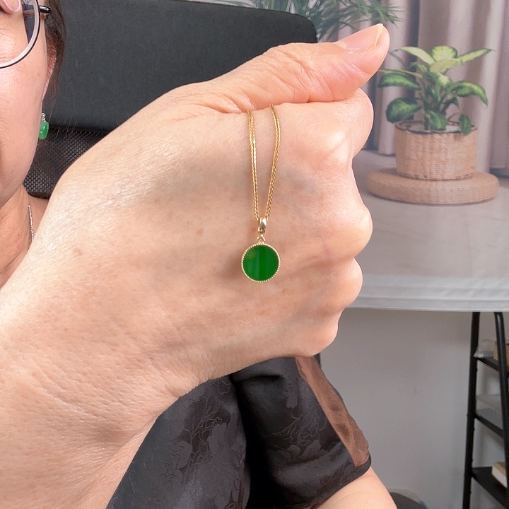 翡翠颈饰18K金镶嵌圆牌