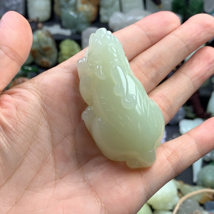 小***》颈饰未镶嵌和田玉