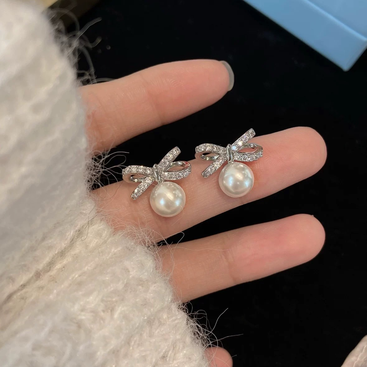 铜合金耳饰 白松露法式蝴蝶结珠珠耳环百搭高级无耳洞蚊香盘耳夹