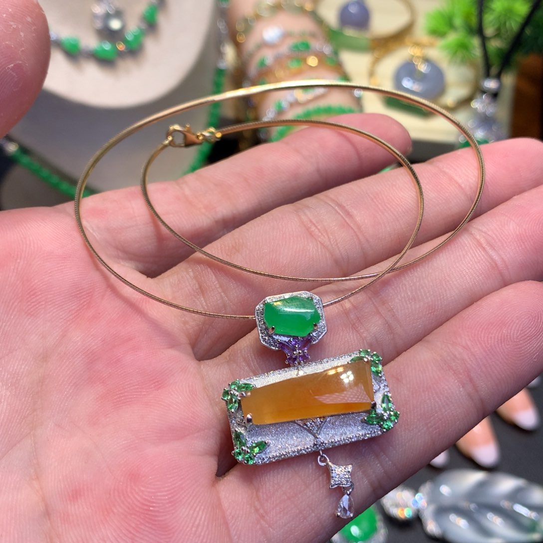 翡翠18K金镶嵌颈饰随型