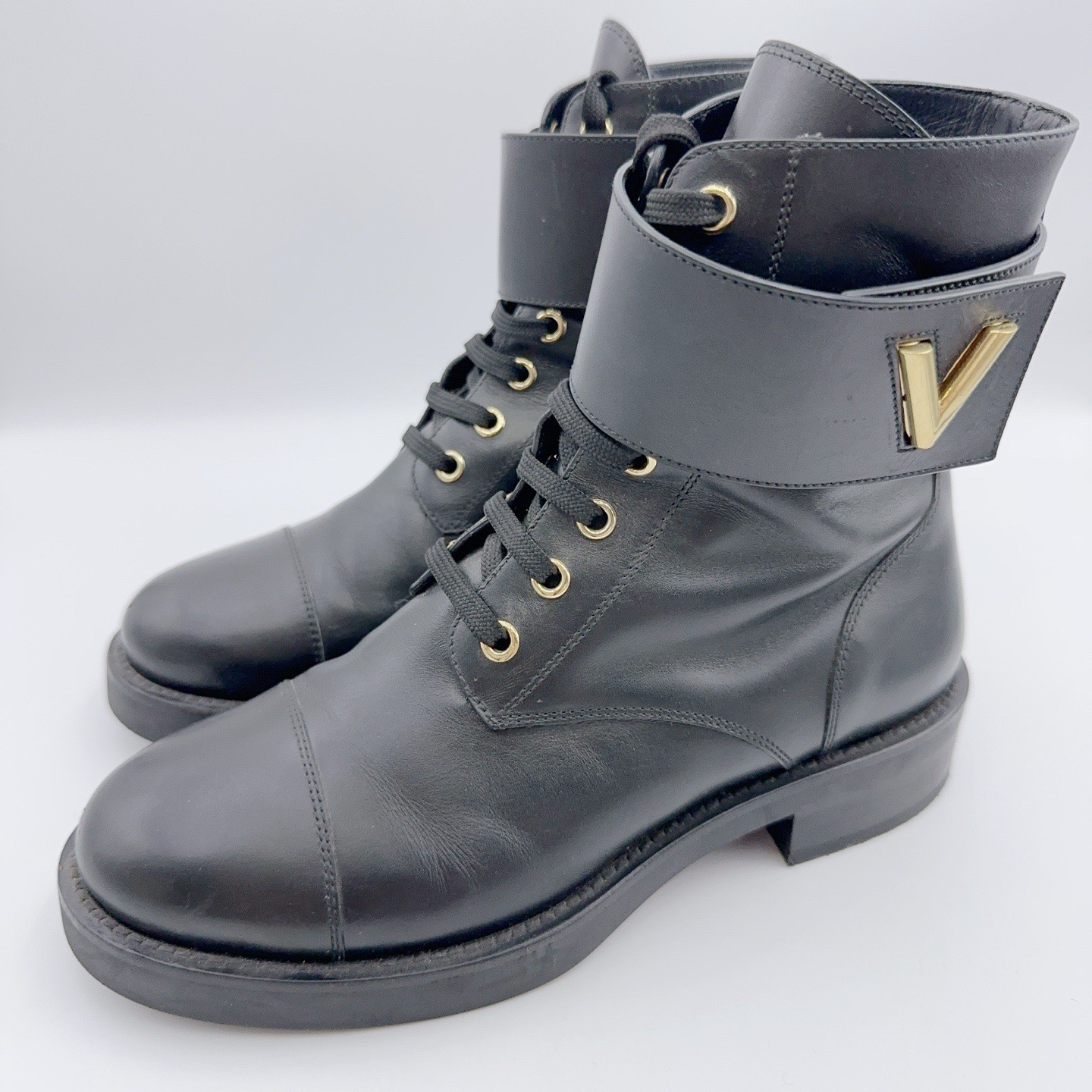 95新 LouisVuitton/路易威登 37码/黑色金标马丁靴/01742