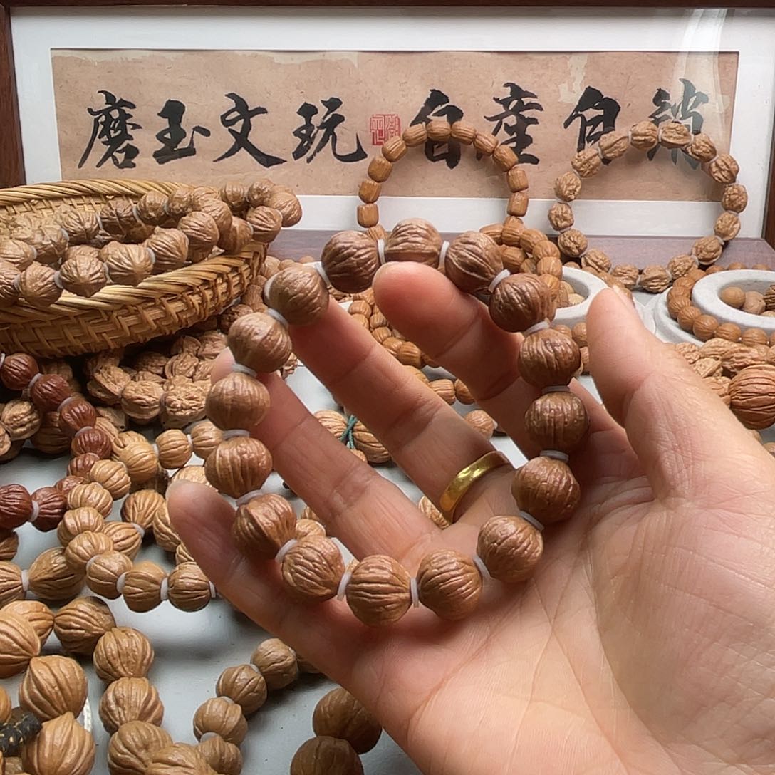 核桃拥****?老树猴头手串灯笼