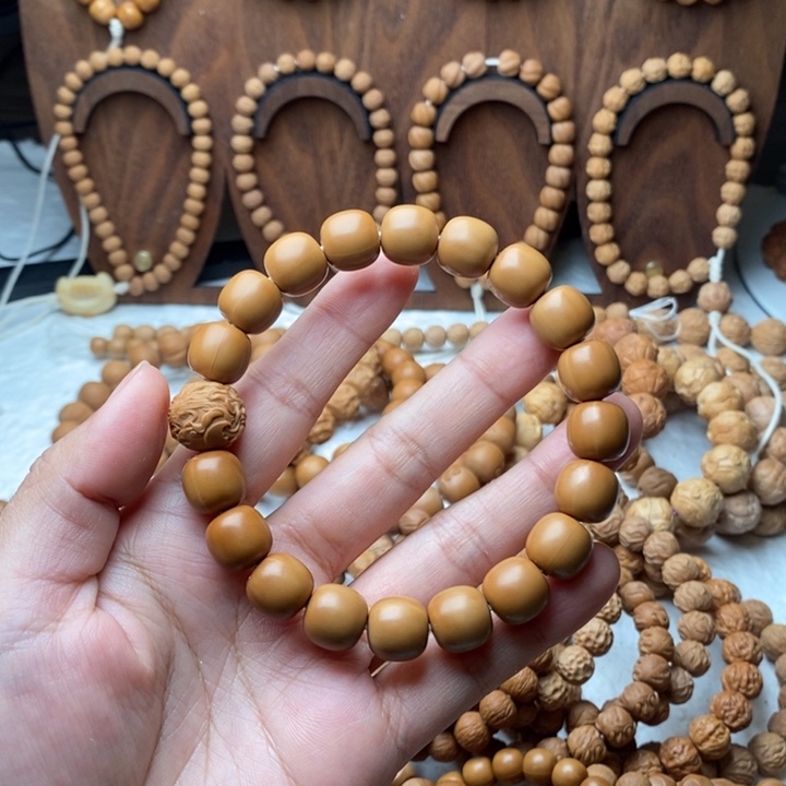 猴头核桃吊坠老型：11+12+二等品，反油，带一颗雕刻珠