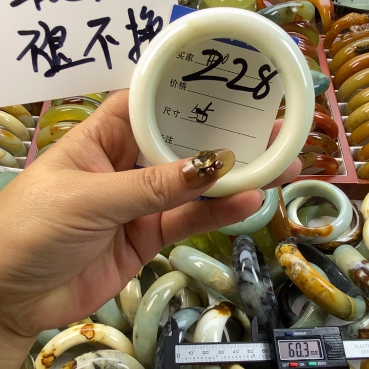 蛇纹石玉未镶嵌手镯60无售后（微微色线）