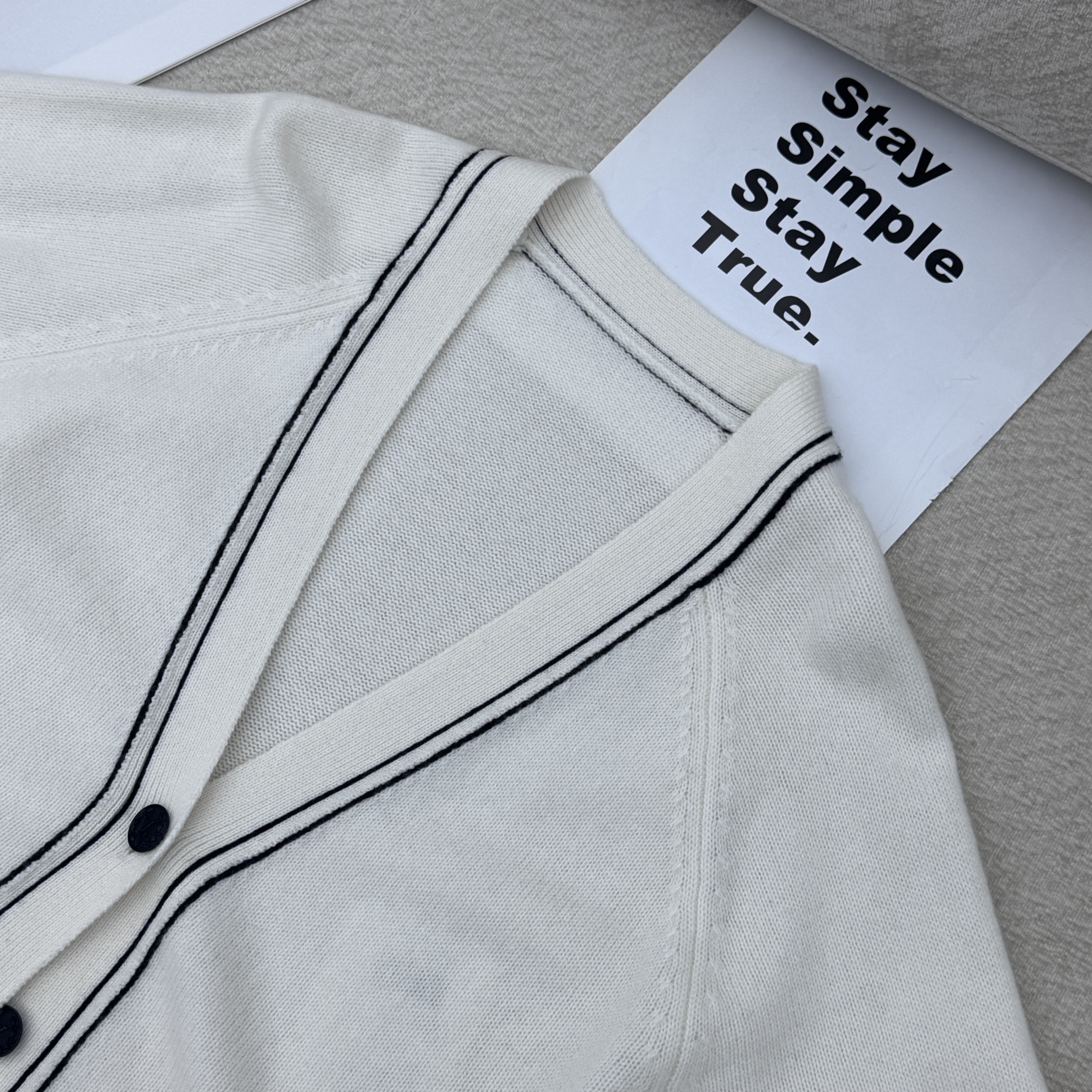 【拼边针织开衫】休闲白色字母圆领针织V领毛针织衫宽松型百搭时尚