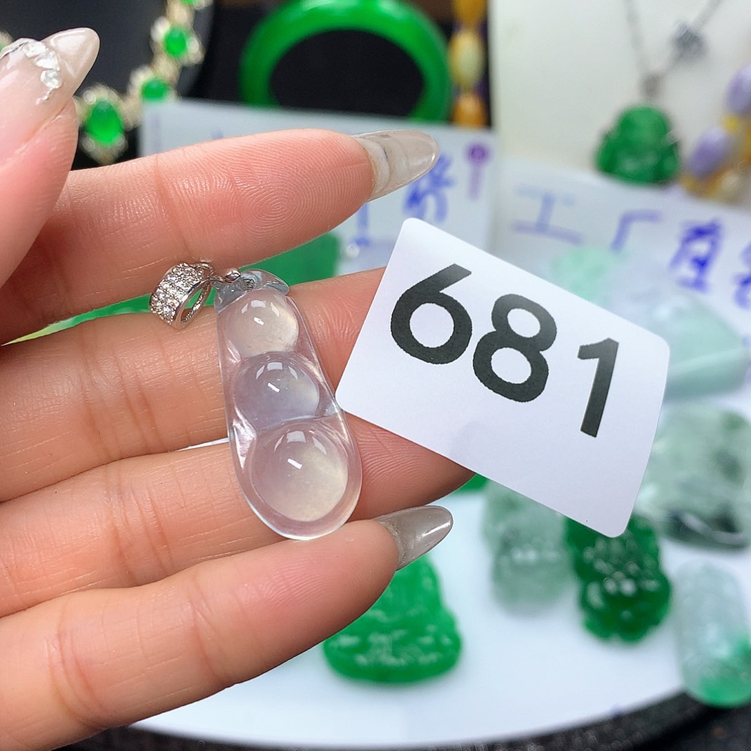 翡翠吊坠(赠链)未镶嵌