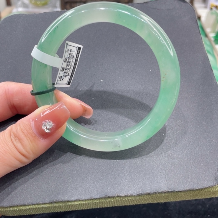 未镶嵌手镯石英质玉