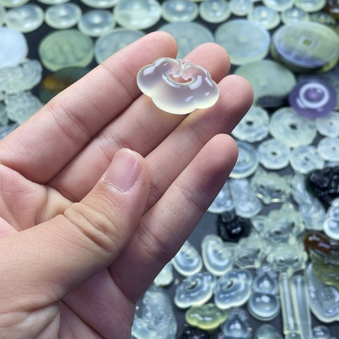 岫玉未镶嵌颈饰祥云锁