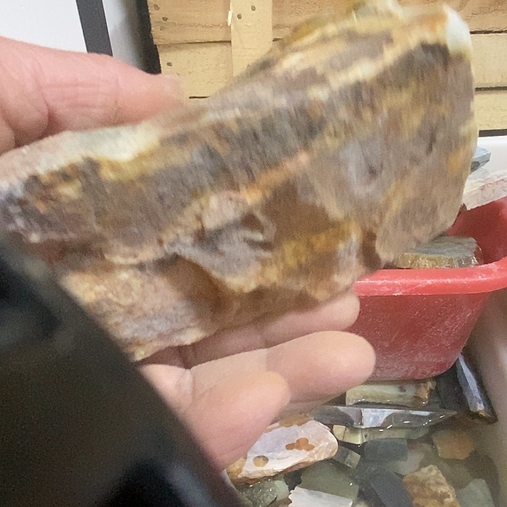 休***息蛇纹石玉未镶嵌摆件