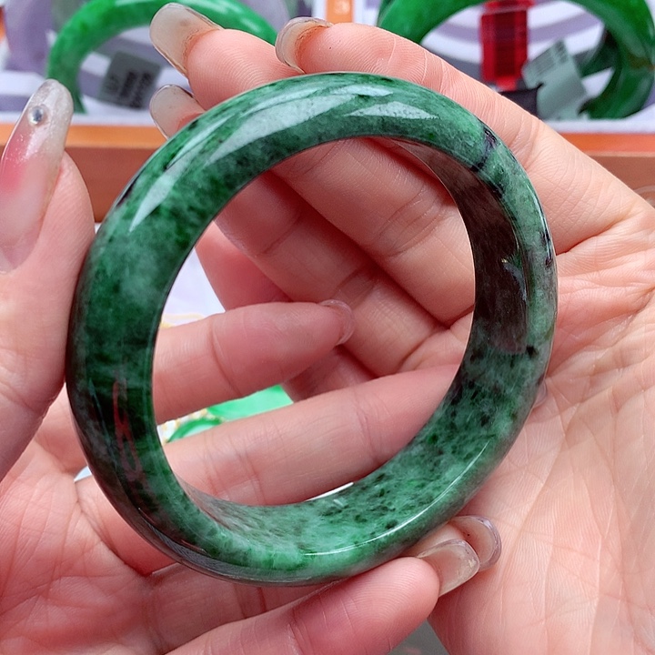 翡翠手镯未镶嵌翡翠