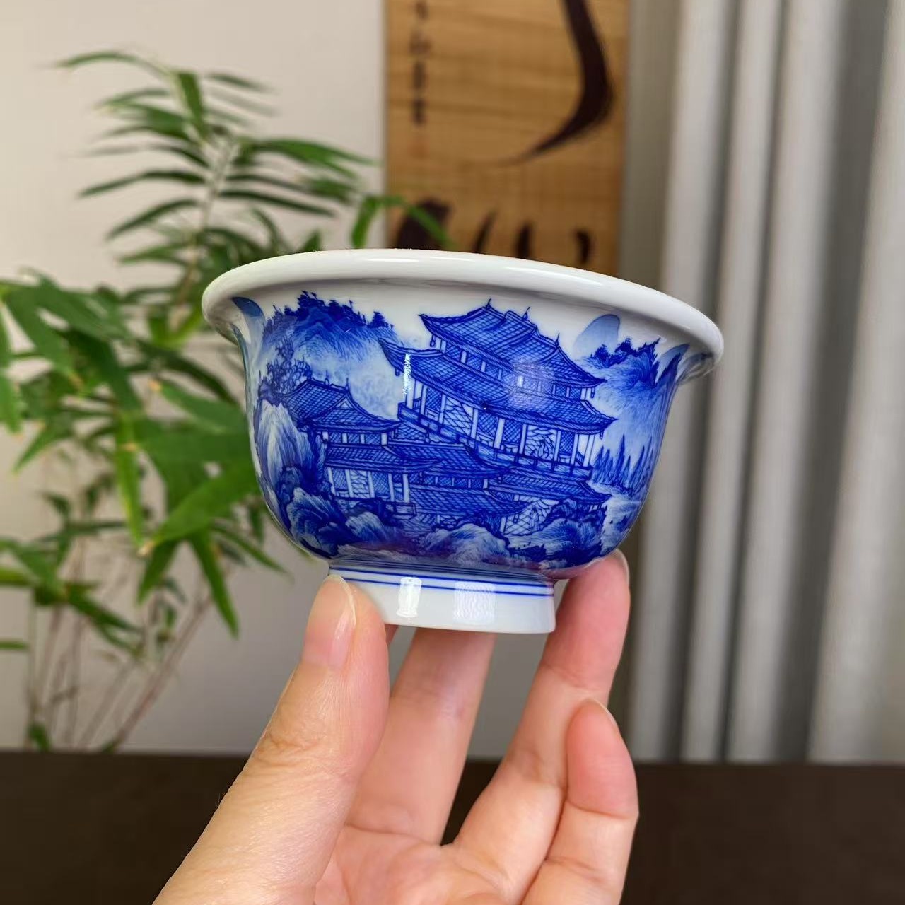 【四悦茶陶】青花山水楼阁压手杯  景德镇陶瓷手工手绘    容量100