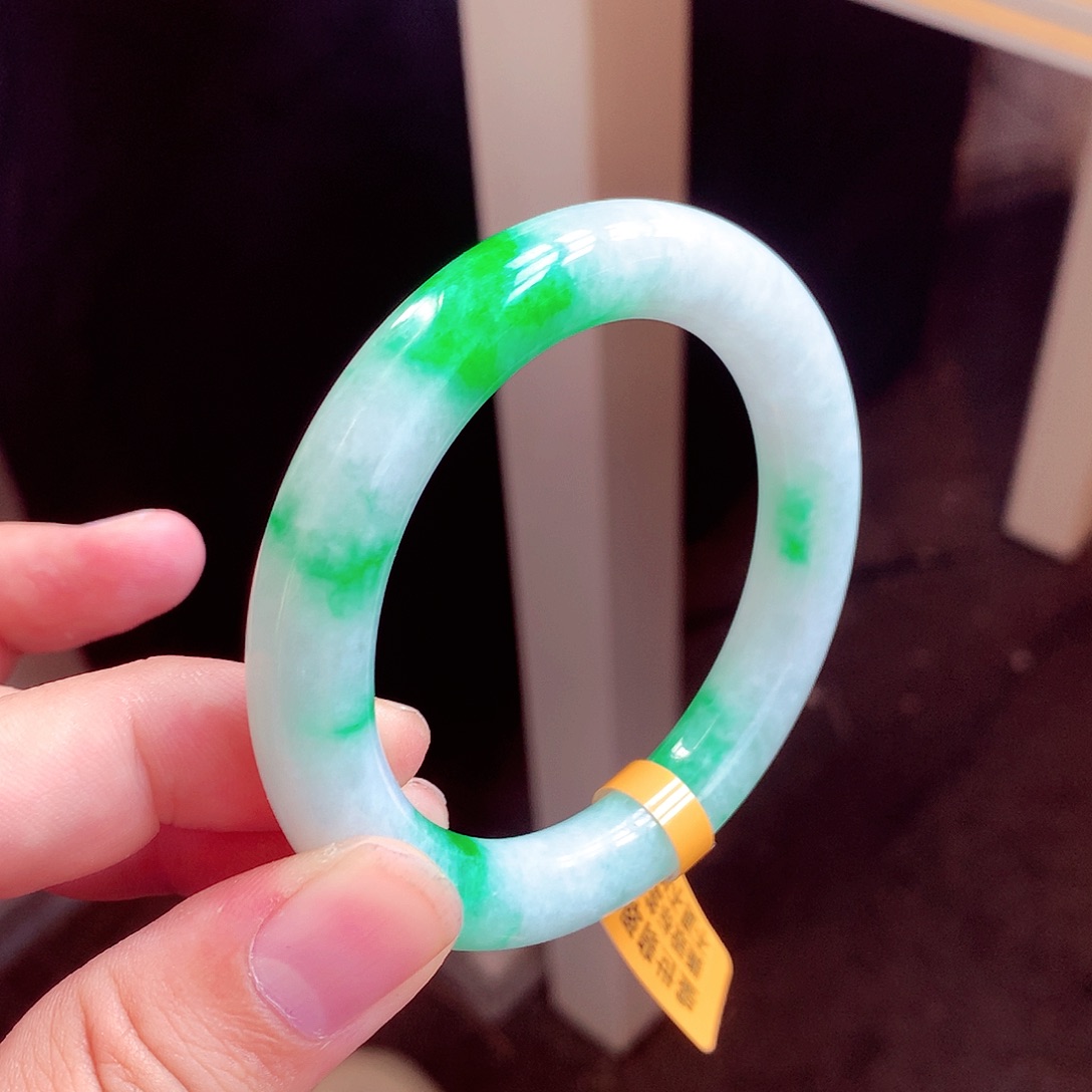 翡翠未镶嵌手镯٩****缅甸翡翠