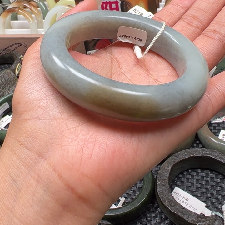 和田玉手镯未镶嵌