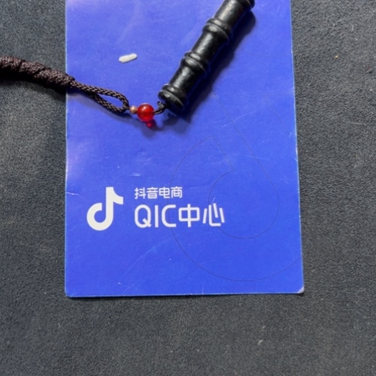 和田玉颈饰未镶嵌。*