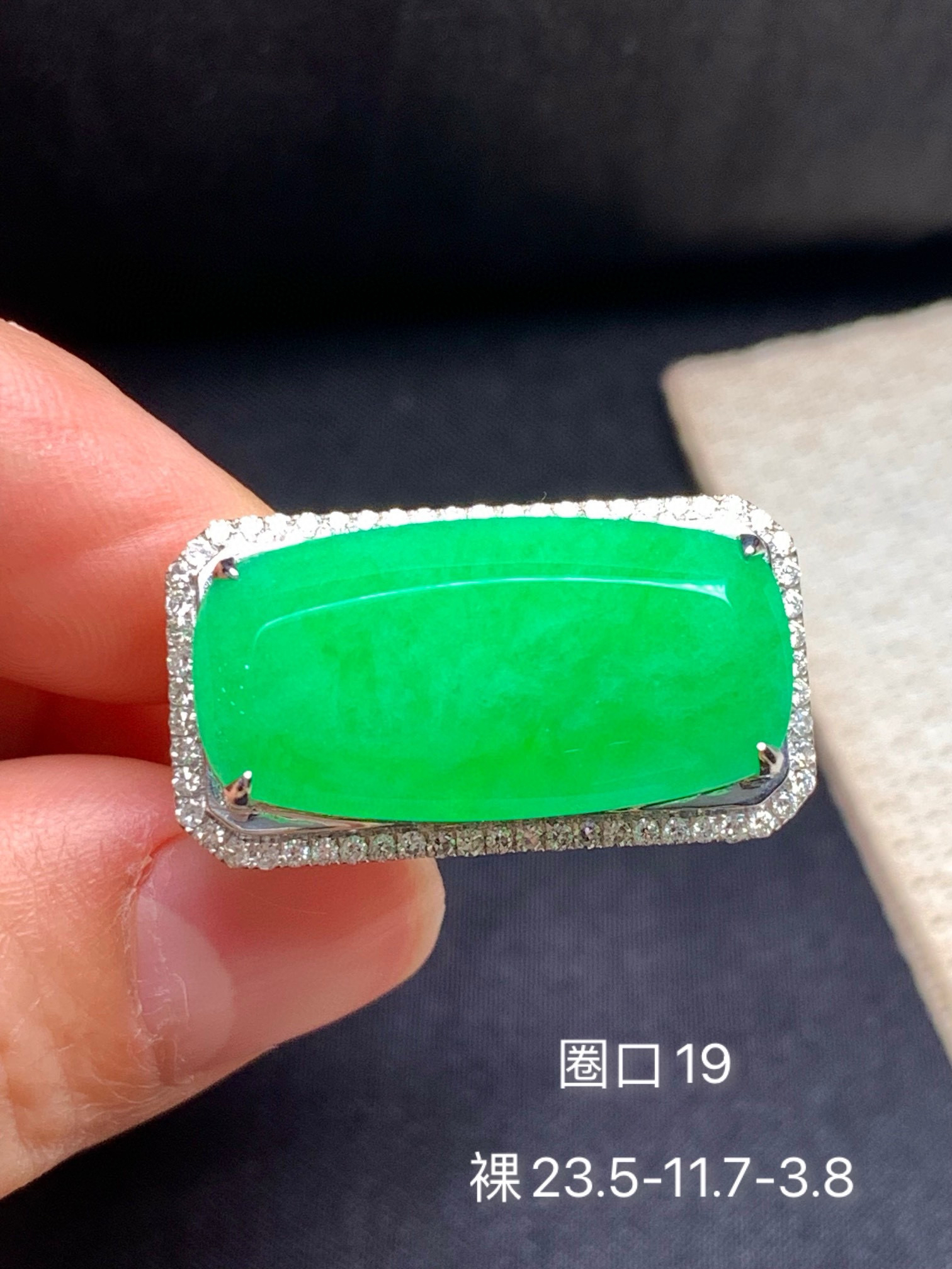 满绿方糖翡翠戒指 颜色阳 水润光泽 品质不错 镶嵌精致大气