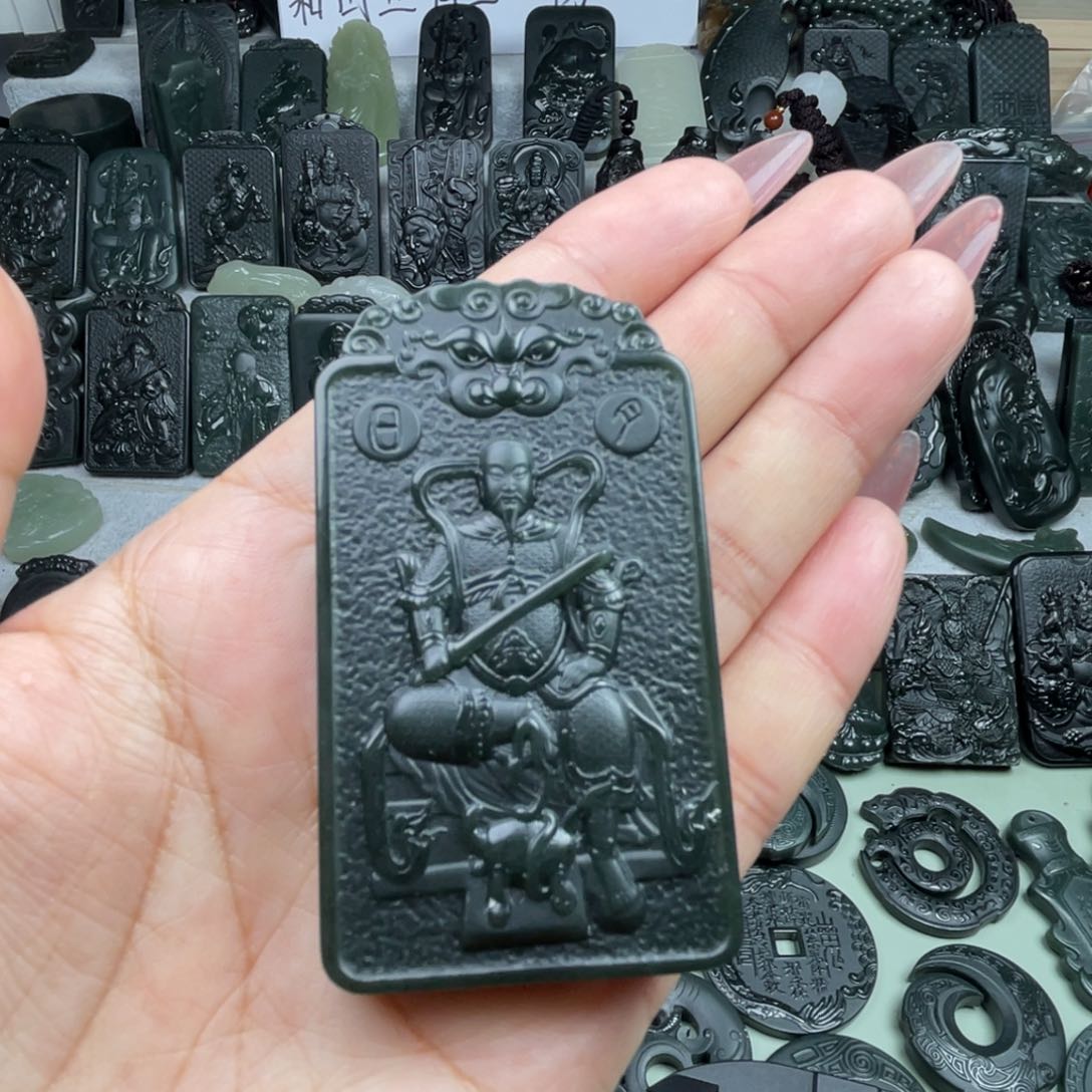 颈饰未镶嵌石英质玉