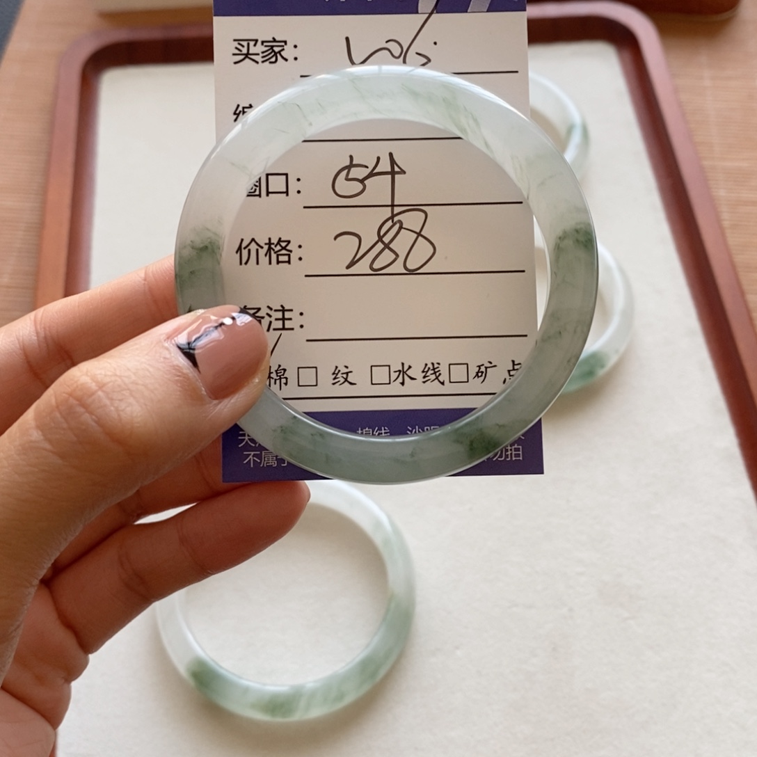 金***儿石英质玉未镶嵌手镯