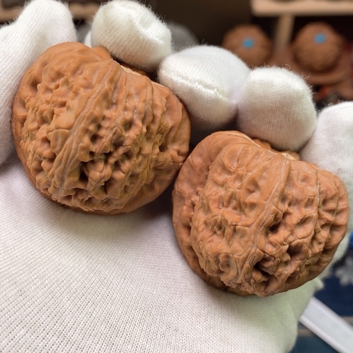 文玩核桃吊坠43全品货头山地红皮44克三角白狮子