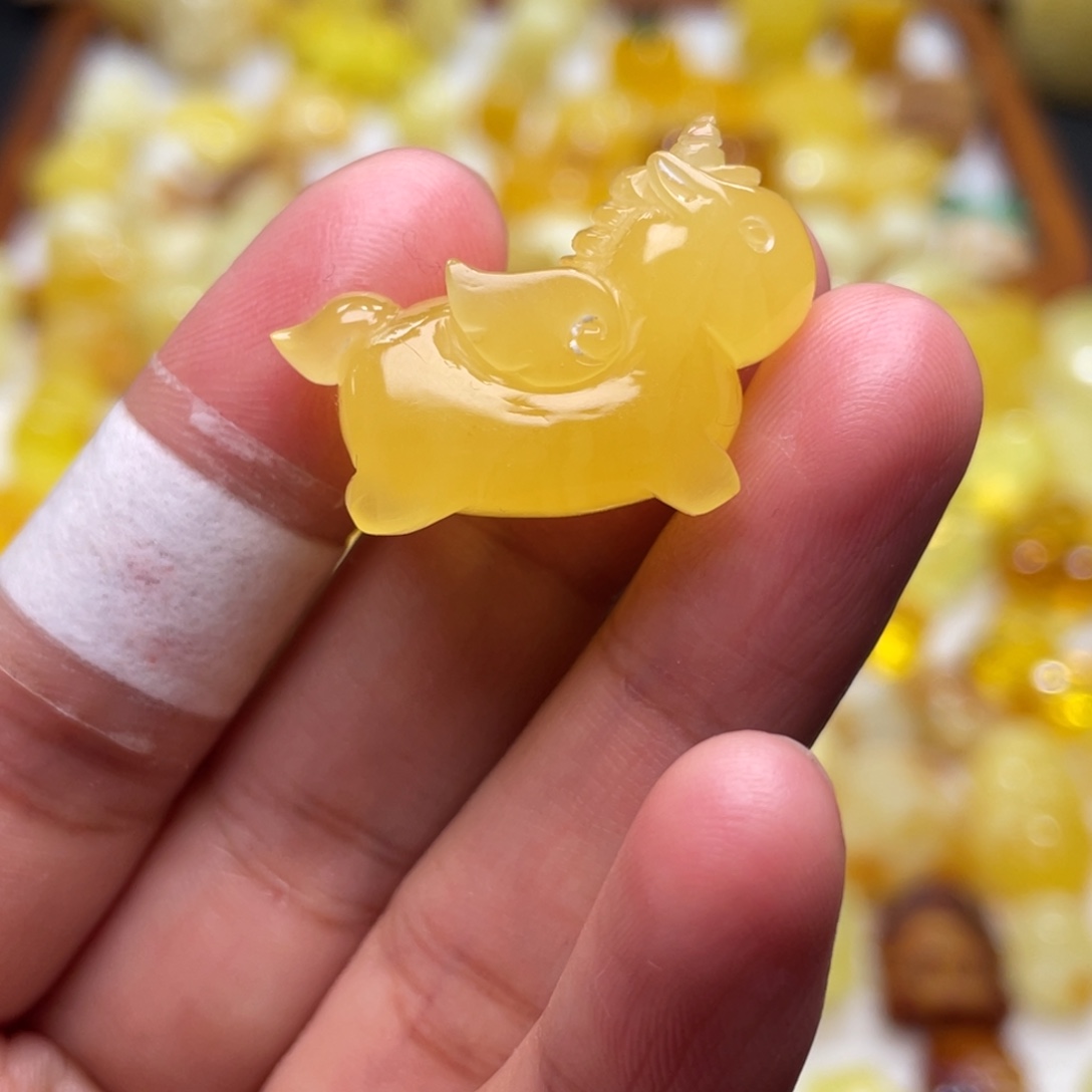 琥珀未镶嵌颈饰3.38克小飞马蜜蜡