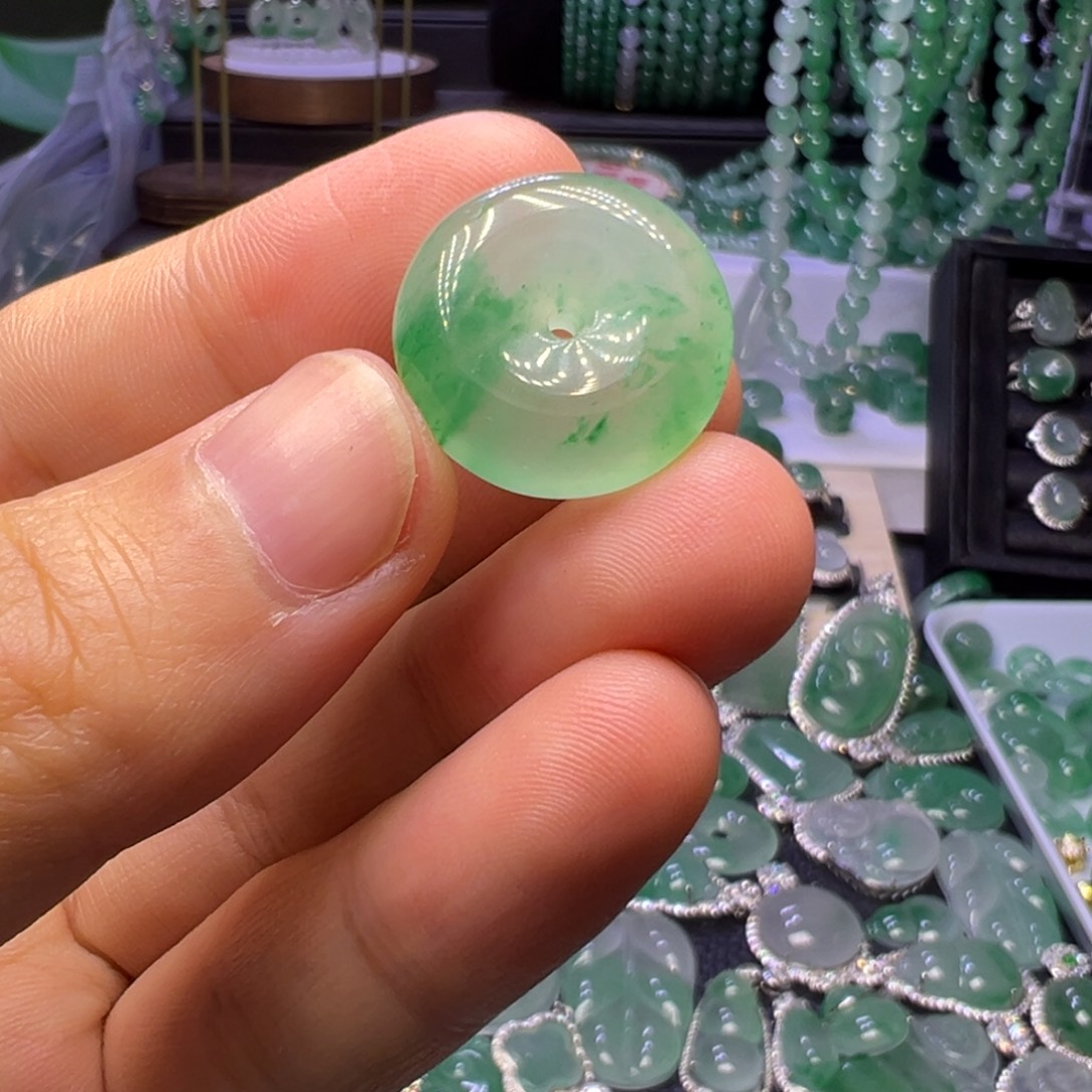 石英质玉（非洲翠）未镶嵌颈饰