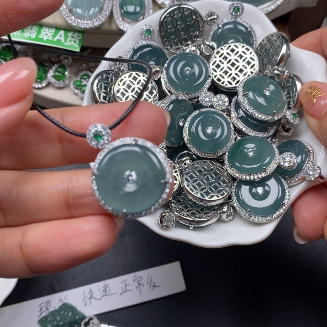 翡翠颈饰未镶嵌翡翠