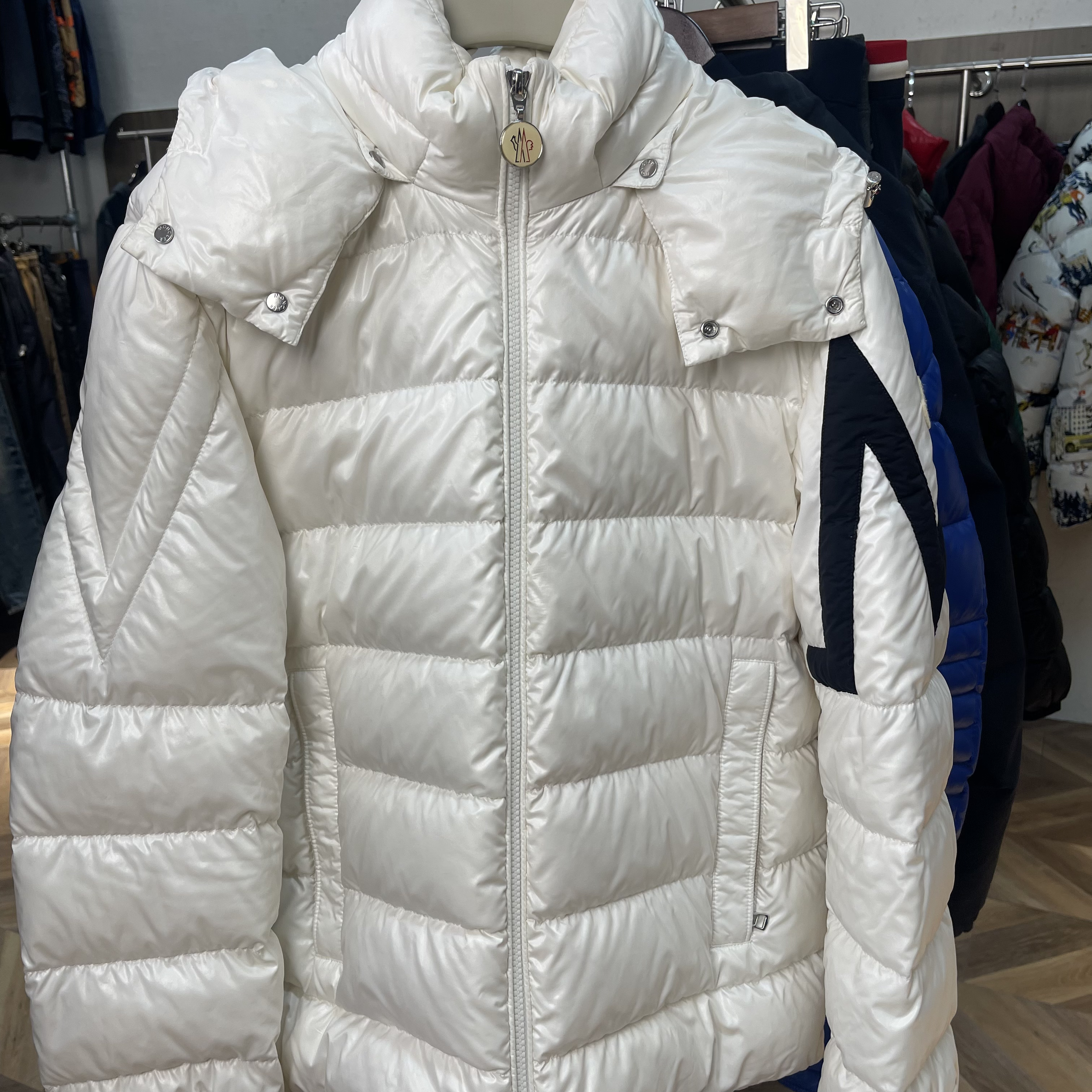 未使用 MONCLER 蒙口 白色手臂大M log标羽绒服 2码