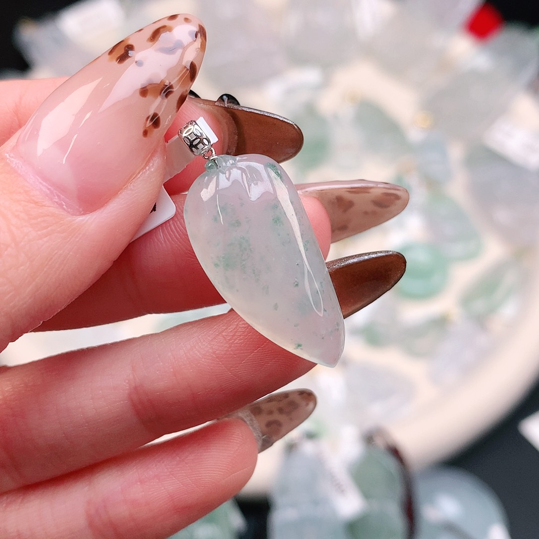 翡翠颈饰18K金镶嵌飘花瓜30.7、26、13、5.7