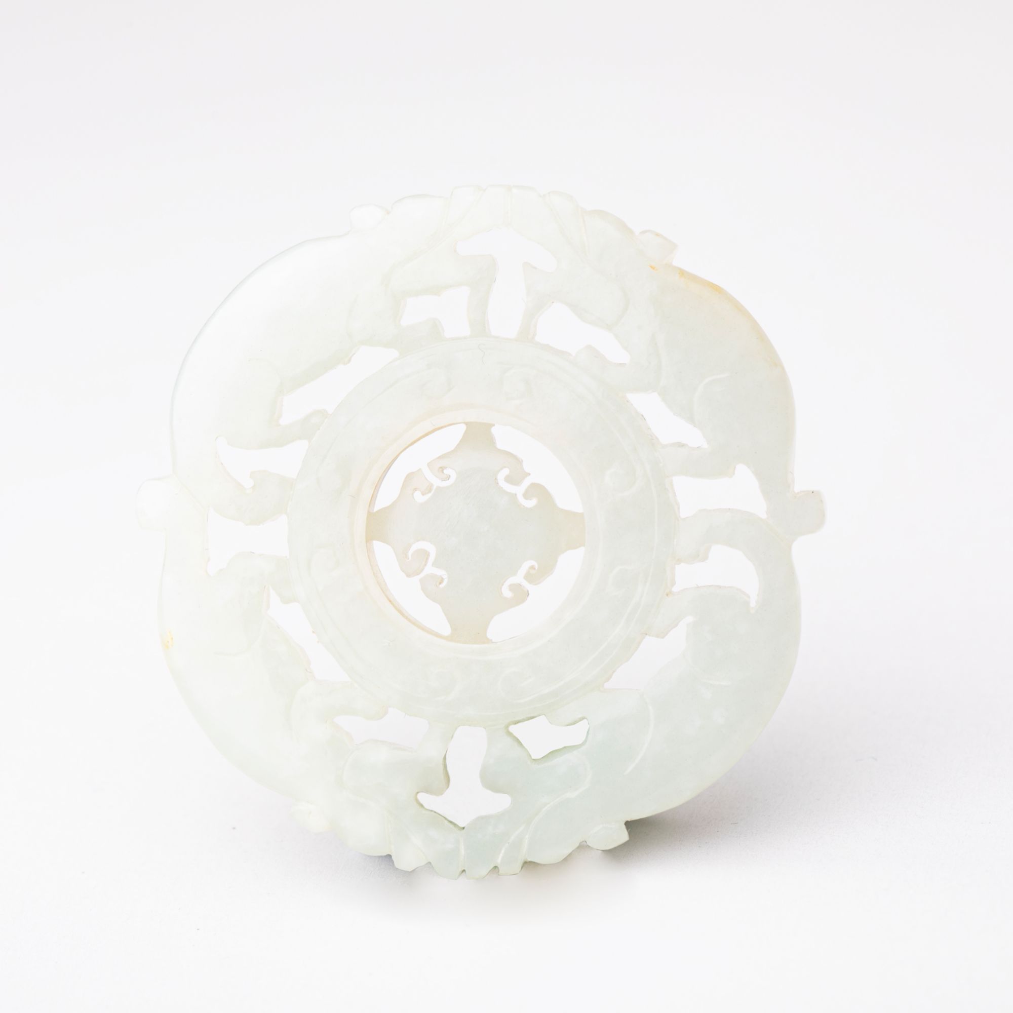 【拍卖】17、白玉透雕勾云纹瑞兽转心佩