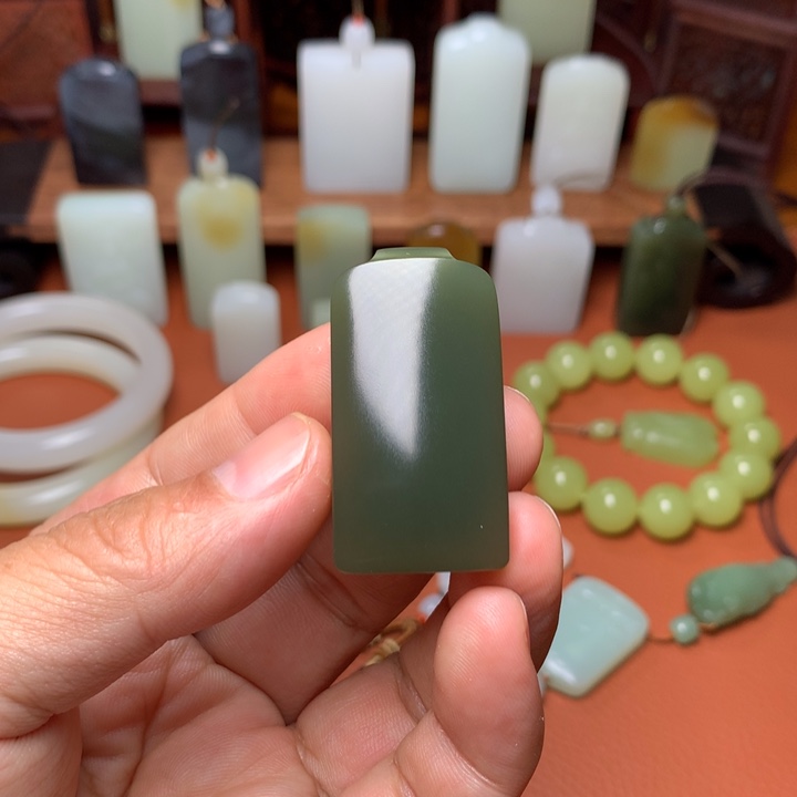 颈饰未镶嵌和田玉浮**何