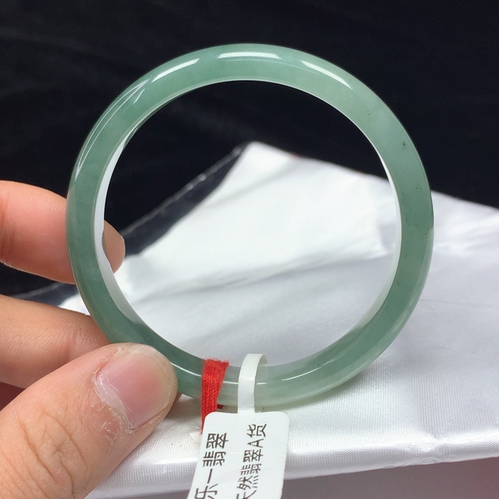 翡翠手镯（圆镯）未镶嵌53.3