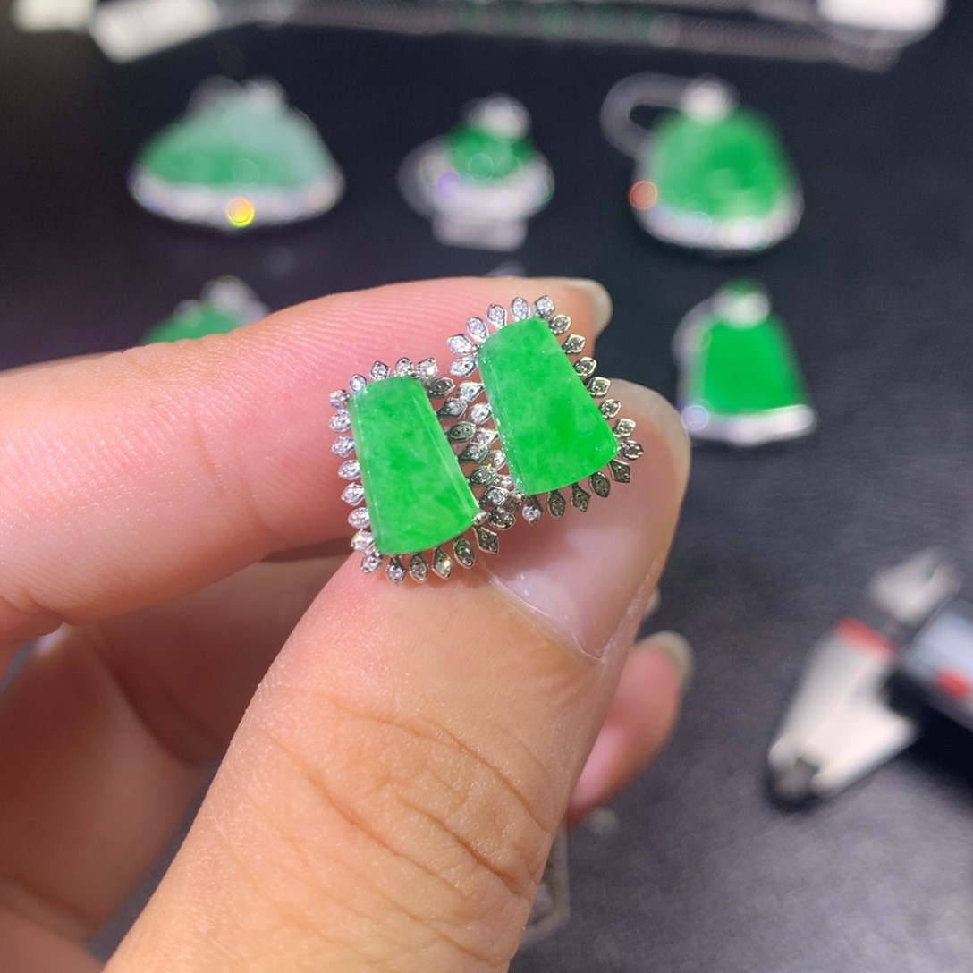 翡翠18K金镶嵌耳饰翡翠