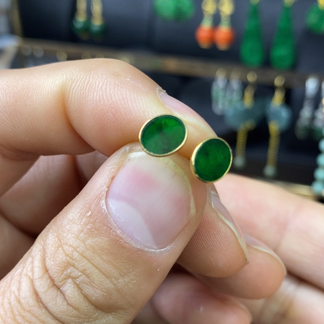 颈饰未镶嵌翡翠耳饰