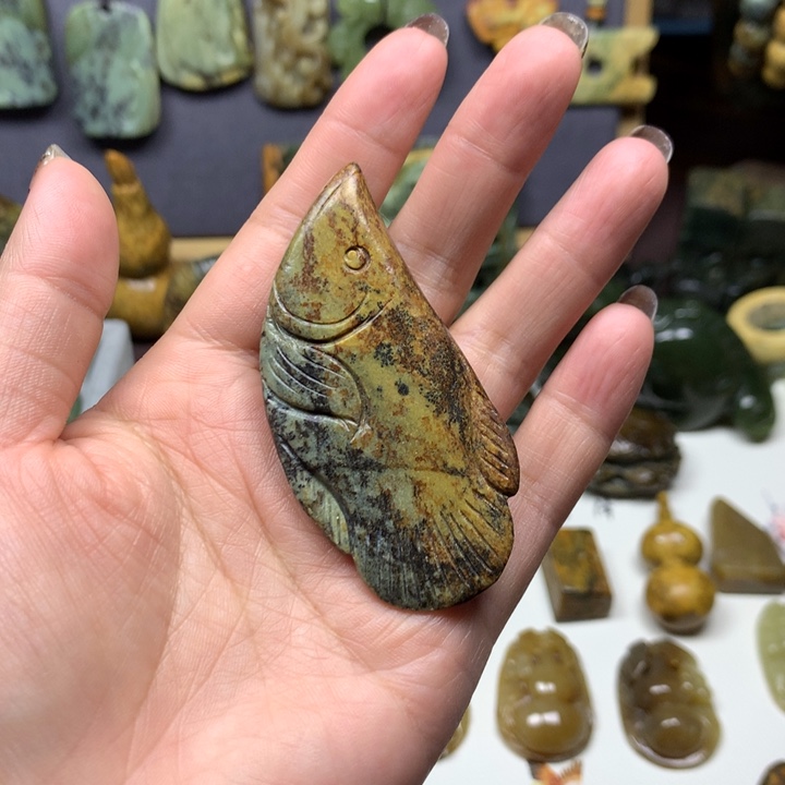 透闪石质玉未镶嵌颈饰