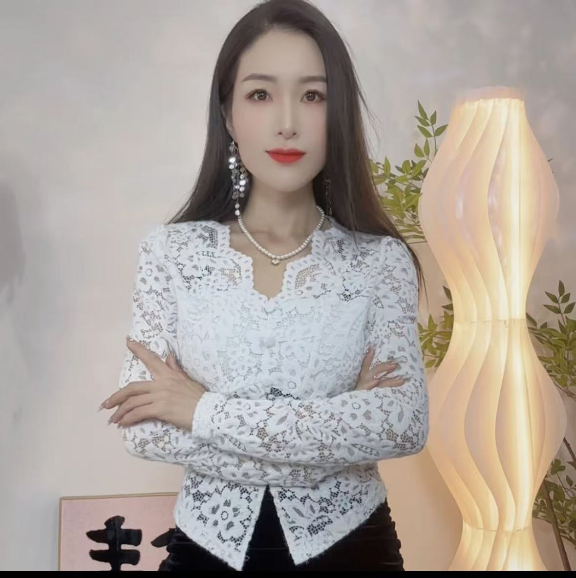A蕾丝打底大女主V领法式蕾丝2025秋季百搭泡泡袖长袖上衣女显瘦