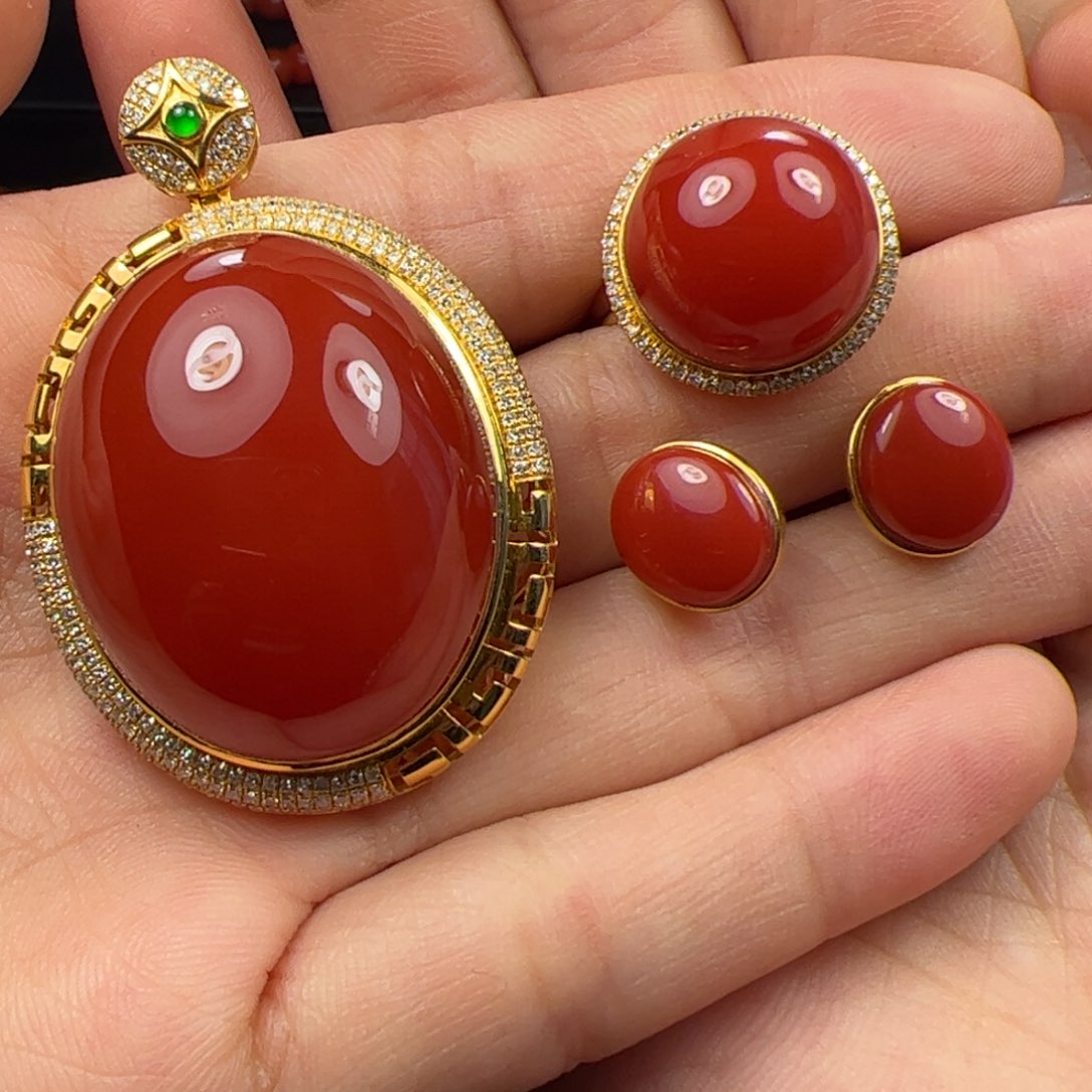 18K金镶嵌吊坠➕耳钉➕戒指南红玛瑙逆**行