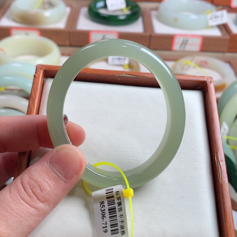 【闪购商品】和田玉手镯（贵妃镯）未镶嵌55