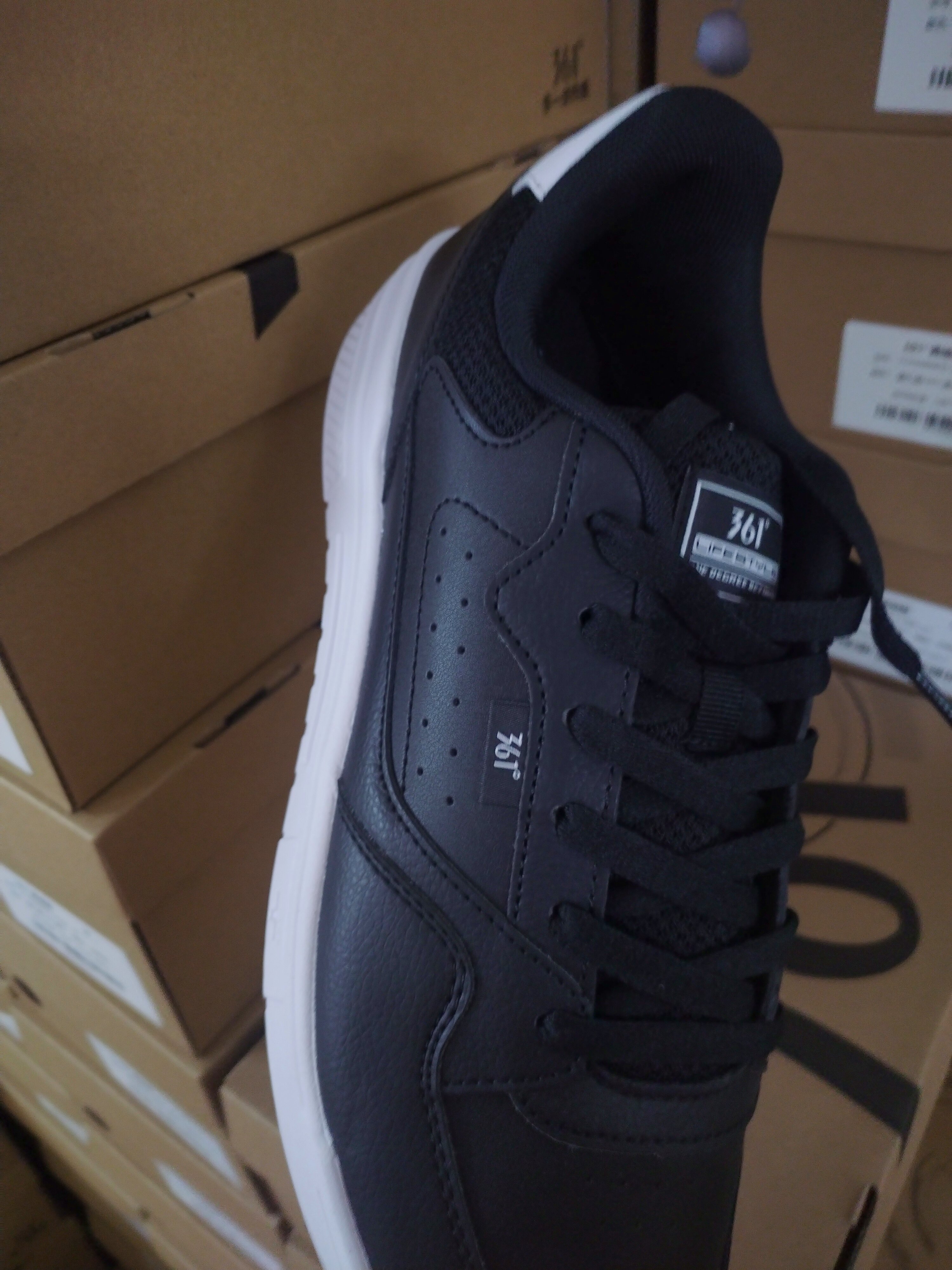 A 男鞋板鞋2025冬季皮面防水轻便鞋子网面休闲减震