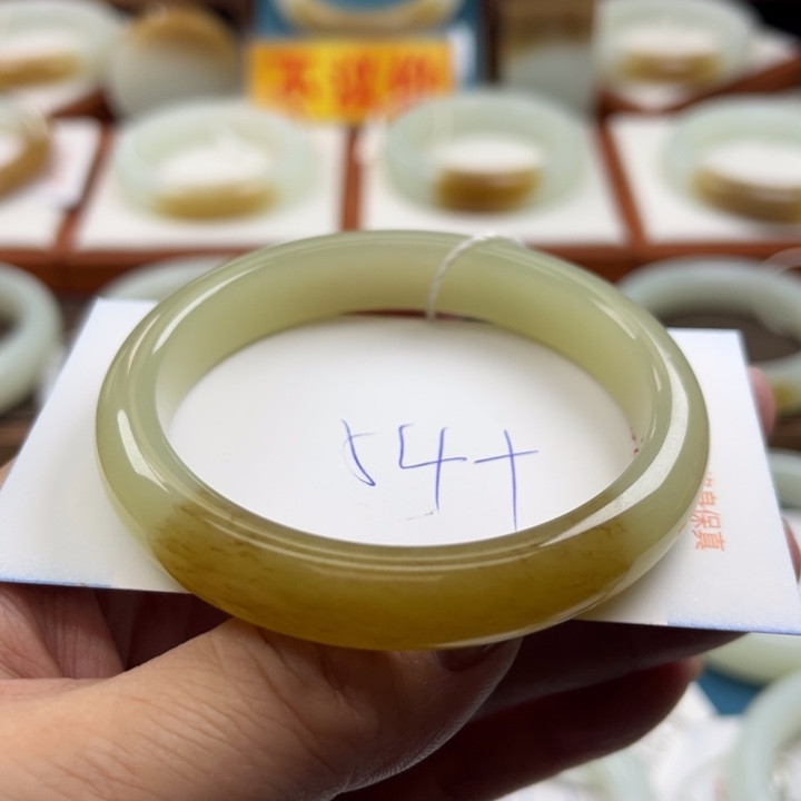 和田玉手镯未镶嵌杏*