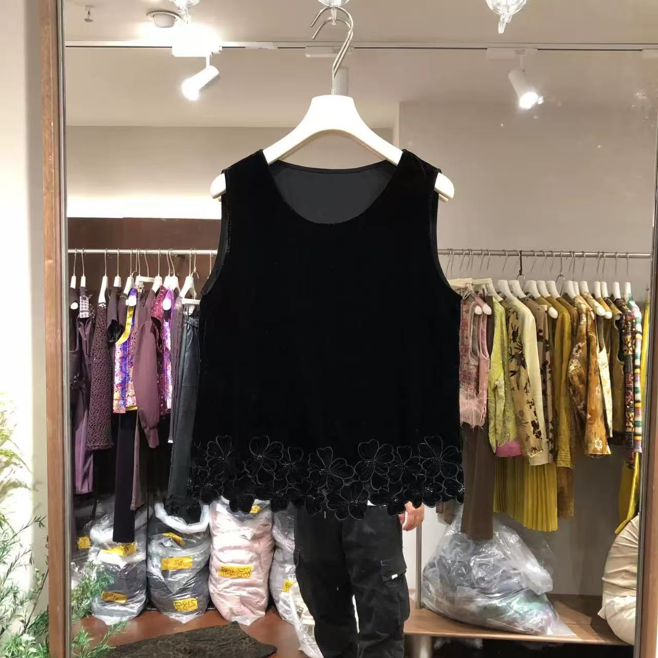 D50647无袖圆领纯色立体木耳拼接花边下摆时尚百搭女背心