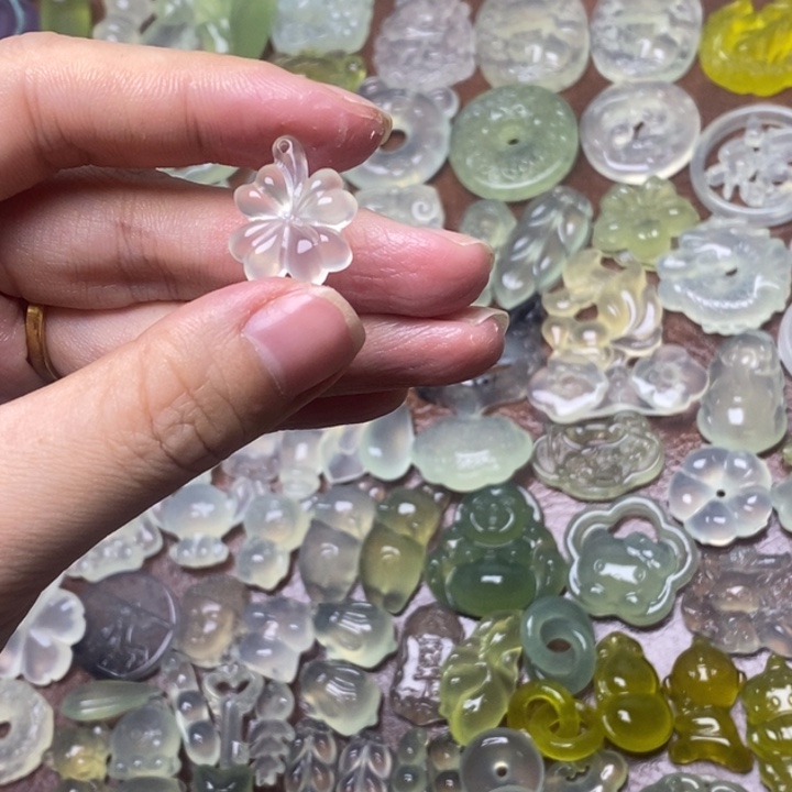 蛇纹石玉未镶嵌颈饰