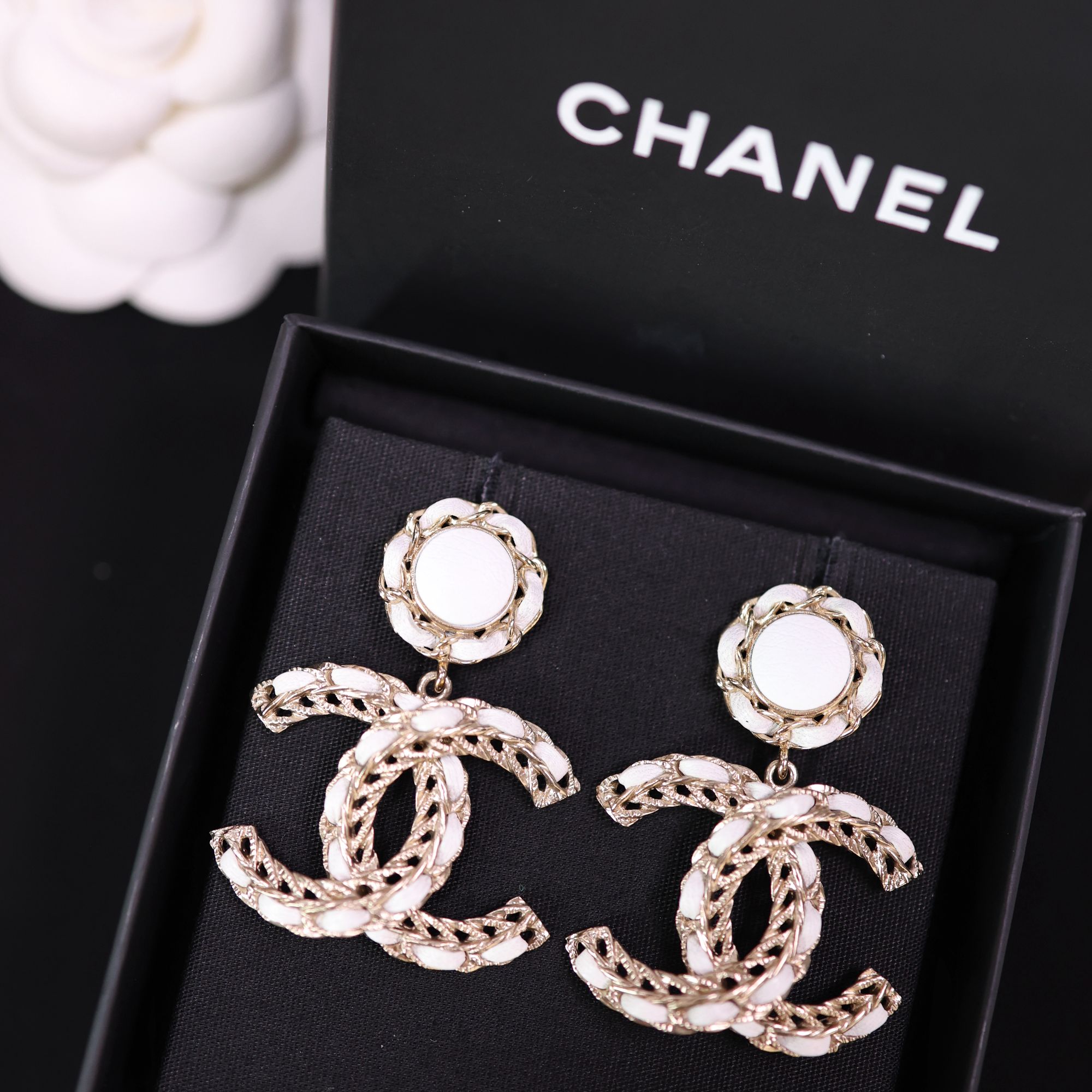 未使用 Chanel/香奈儿 白色皮穿镂空金边双C大号耳环 06446