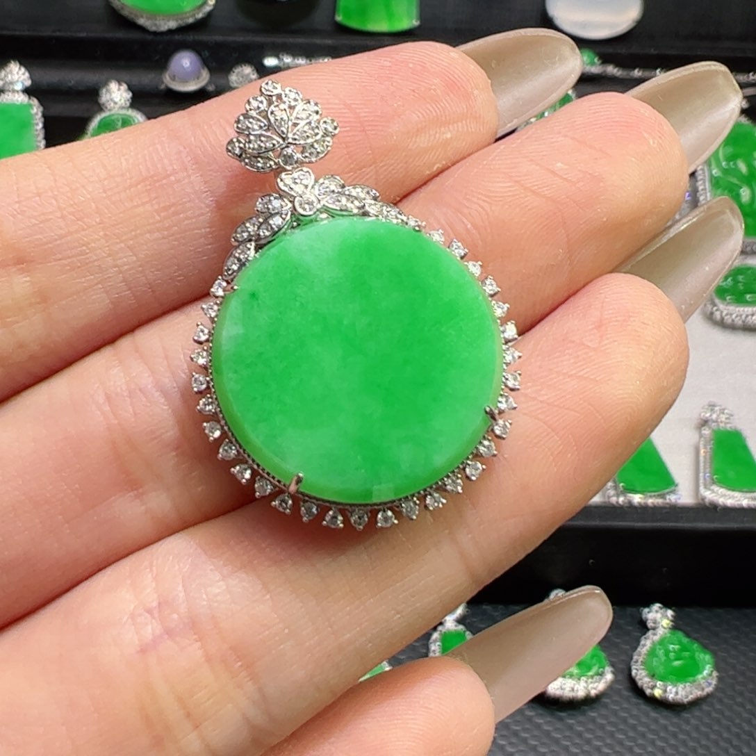 颈饰18K金镶嵌翡翠