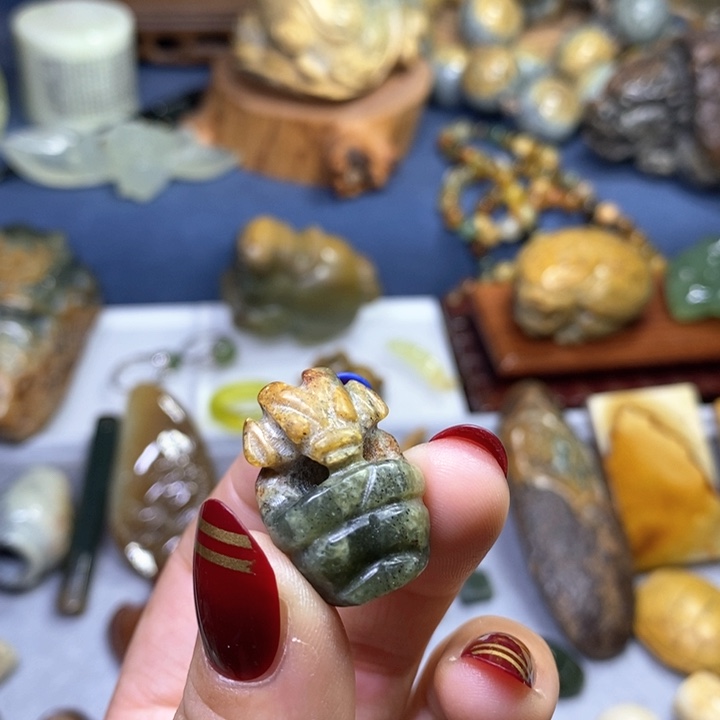 岫岩河磨玉（透闪石质玉）通孔太阳人未镶嵌